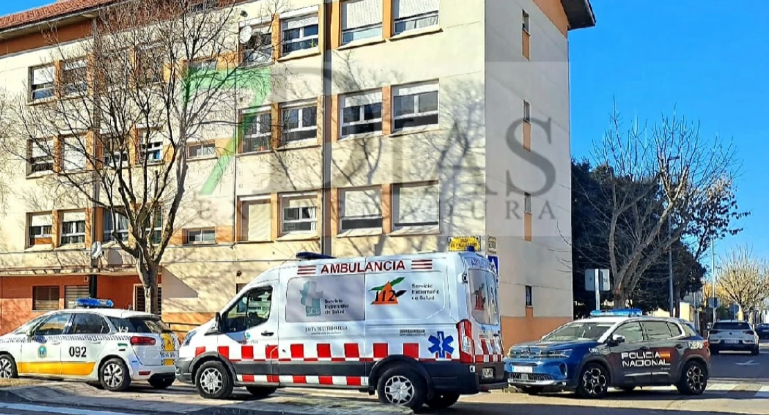 Policía, bomberos y sanitarios auxilian a un hombre que solicitaba ayuda en Badajoz