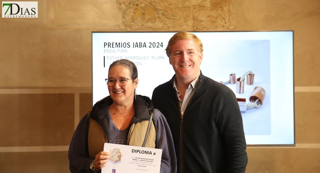 Los ganadores reciben los Premios JABA 2024