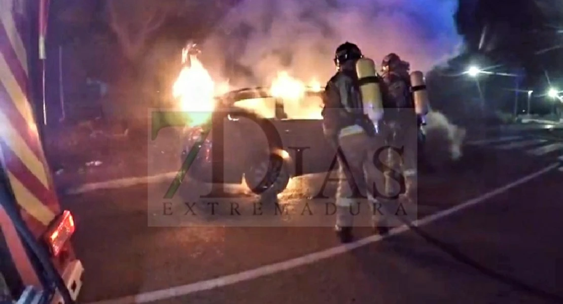 Aparece otro coche calcinado en las calles de Badajoz