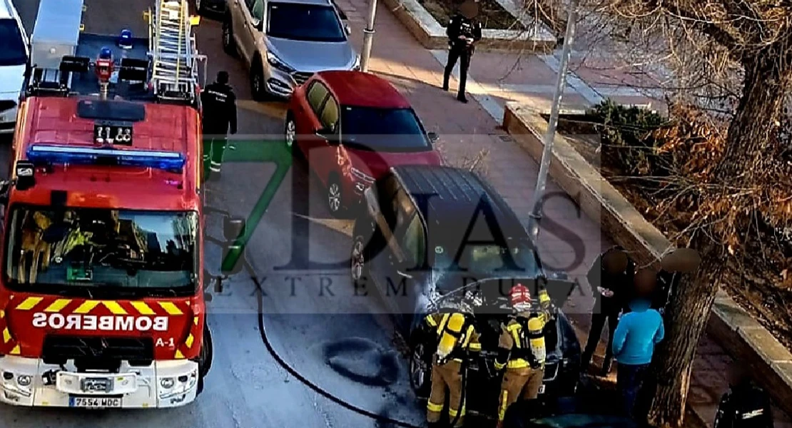 Bomberos de Badajoz trabajan en la extinción de un incendio de vehículo