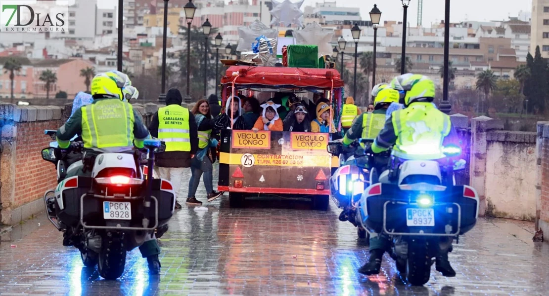 Los Reyes Magos reparten ilusión desafiando al mal tiempo en Badajoz