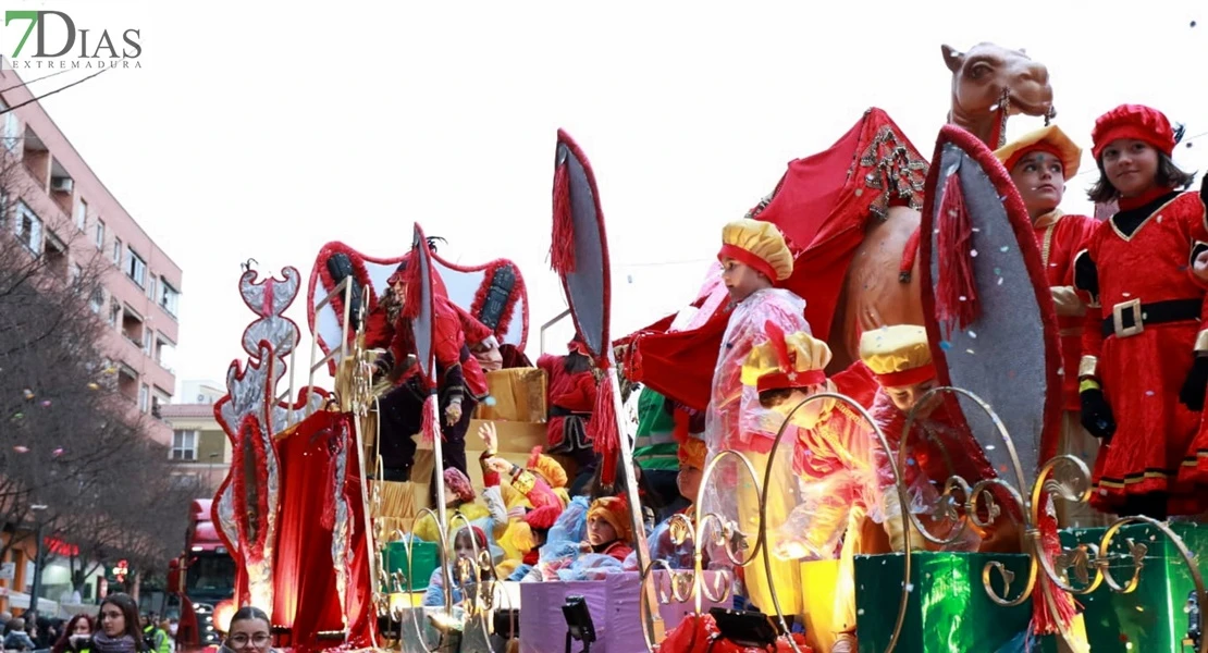 Los Reyes Magos reparten ilusión desafiando al mal tiempo en Badajoz