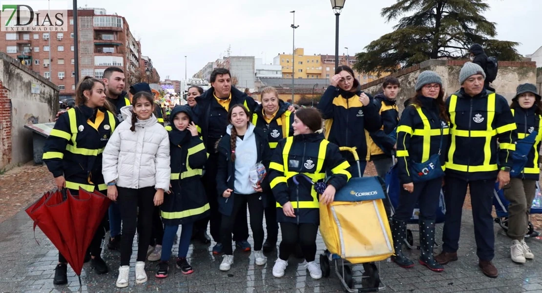 Los Reyes Magos reparten ilusión desafiando al mal tiempo en Badajoz