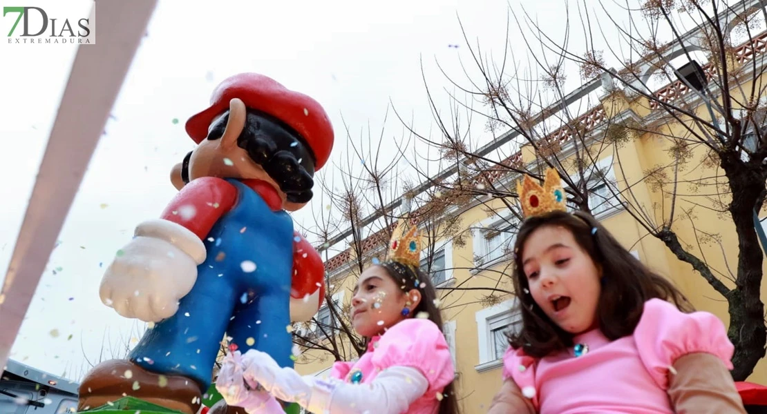 Los Reyes Magos reparten ilusión desafiando al mal tiempo en Badajoz