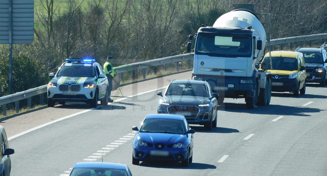 Grave accidente en la A-5: atrapado tras perder el control con una grúa