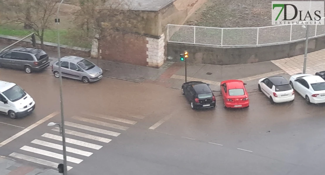 Un aguacero y granizos sorprende a los vecinos de Badajoz