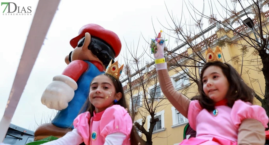 Los Reyes Magos reparten ilusión desafiando al mal tiempo en Badajoz