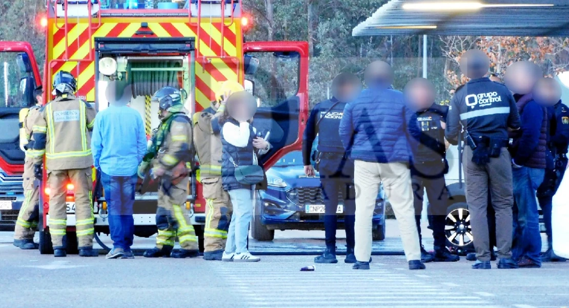 Se incendia un vehículo en los aparcamientos del Centro Comercial El Faro en Badajoz