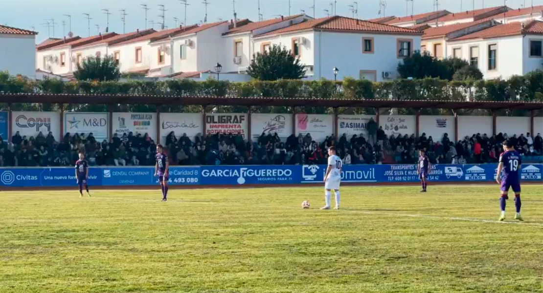 El CD Badajoz pincha contra el Olivenza, último clasificado de la liga