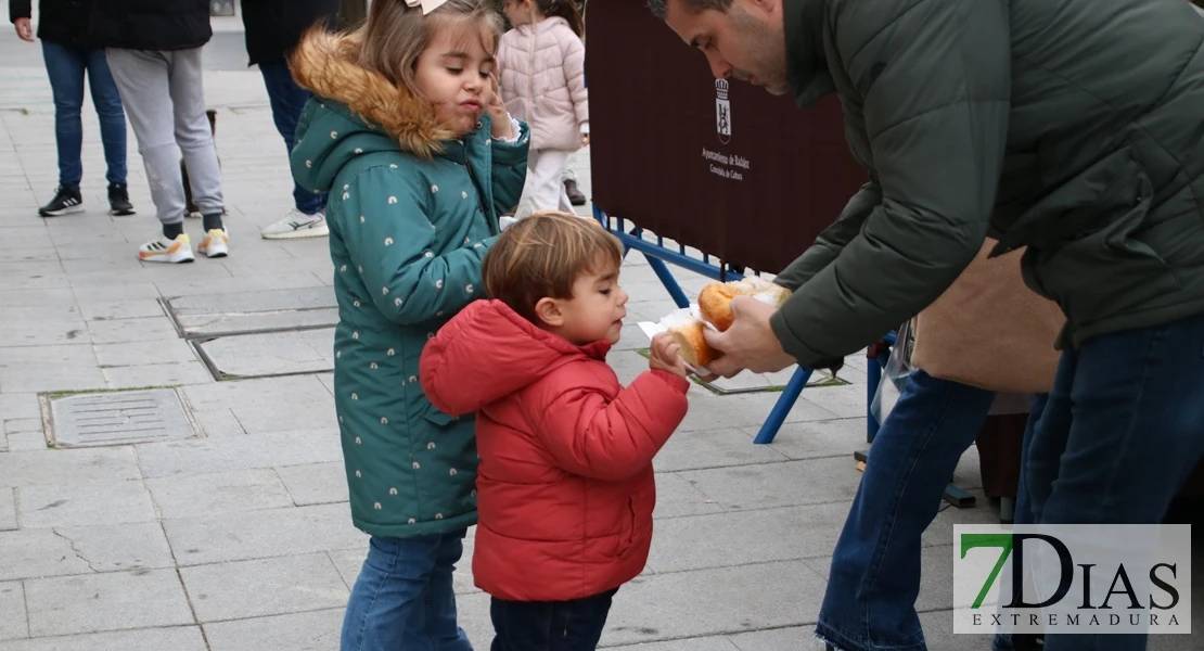 El tiempo da tregua y los ciudadanos disfrutan del tradicional roscón de Reyes en Badajoz