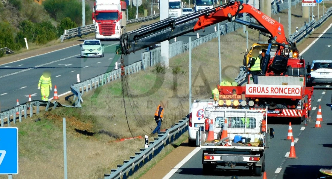 Grave accidente en la A-5: atrapado tras perder el control con una grúa