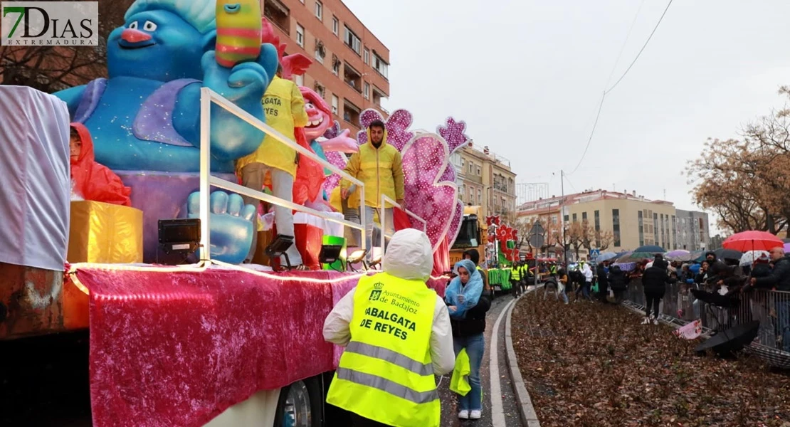 Los Reyes Magos reparten ilusión desafiando al mal tiempo en Badajoz