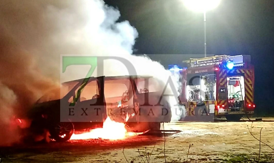 Arde una furgoneta en la barriada de Llera (BA)