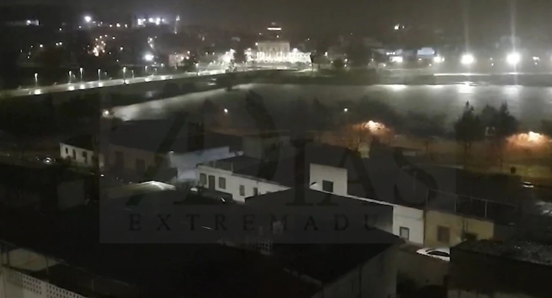 VÍDEO - Así llovía y soplaba el viento esta madrugada en Badajoz