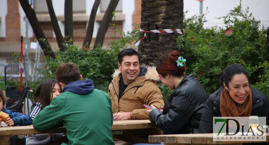 El tiempo da tregua y los ciudadanos disfrutan del tradicional roscón de Reyes en Badajoz