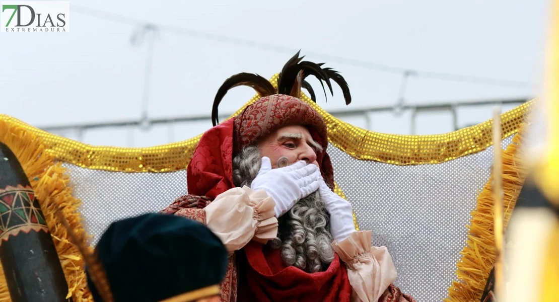 Los Reyes Magos reparten ilusión desafiando al mal tiempo en Badajoz