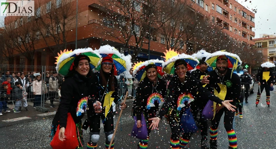 Los Reyes Magos reparten ilusión desafiando al mal tiempo en Badajoz