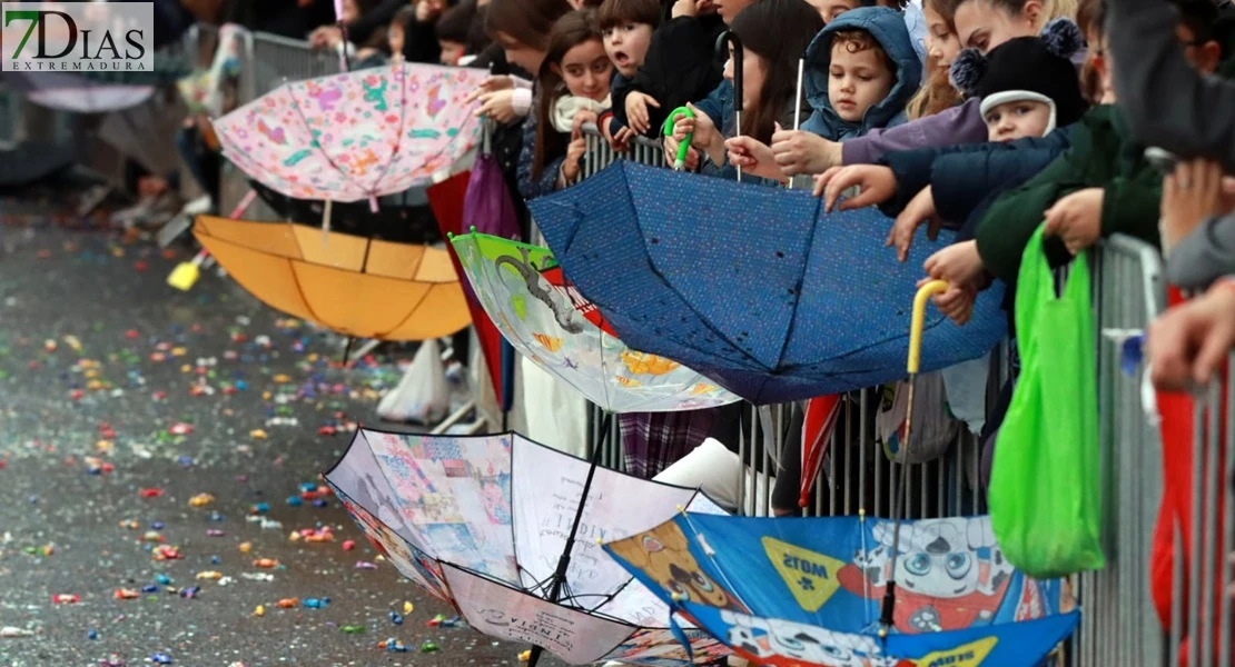 Los Reyes Magos reparten ilusión desafiando al mal tiempo en Badajoz