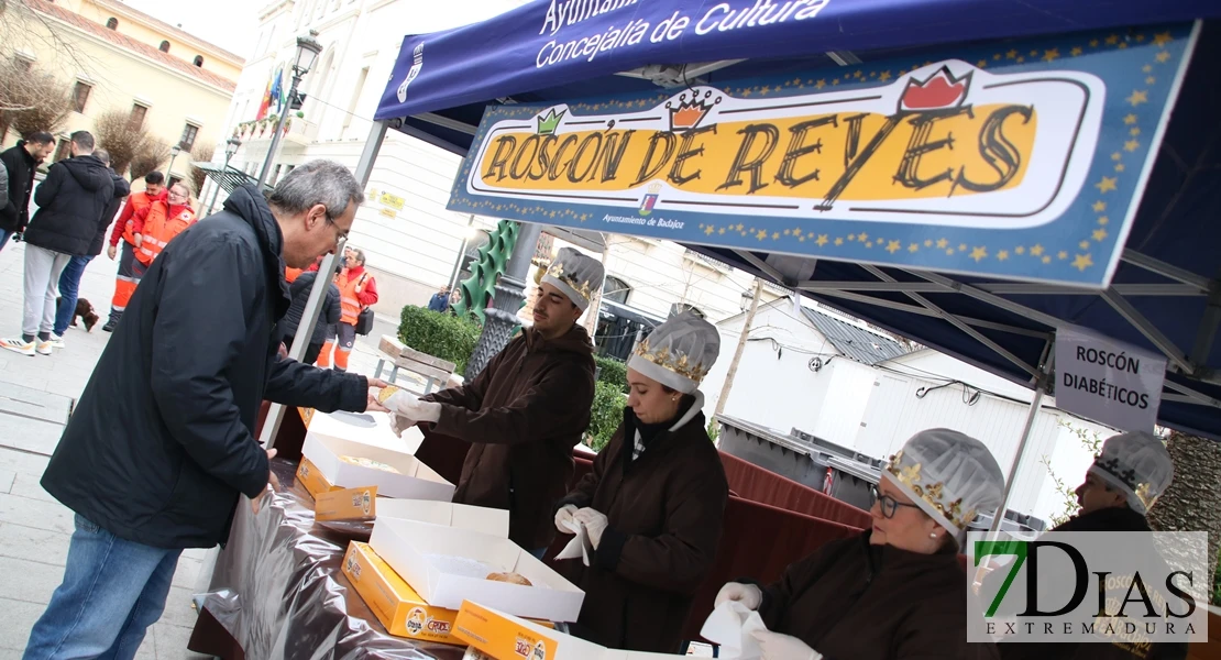 El tiempo da tregua y los ciudadanos disfrutan del tradicional roscón de Reyes en Badajoz