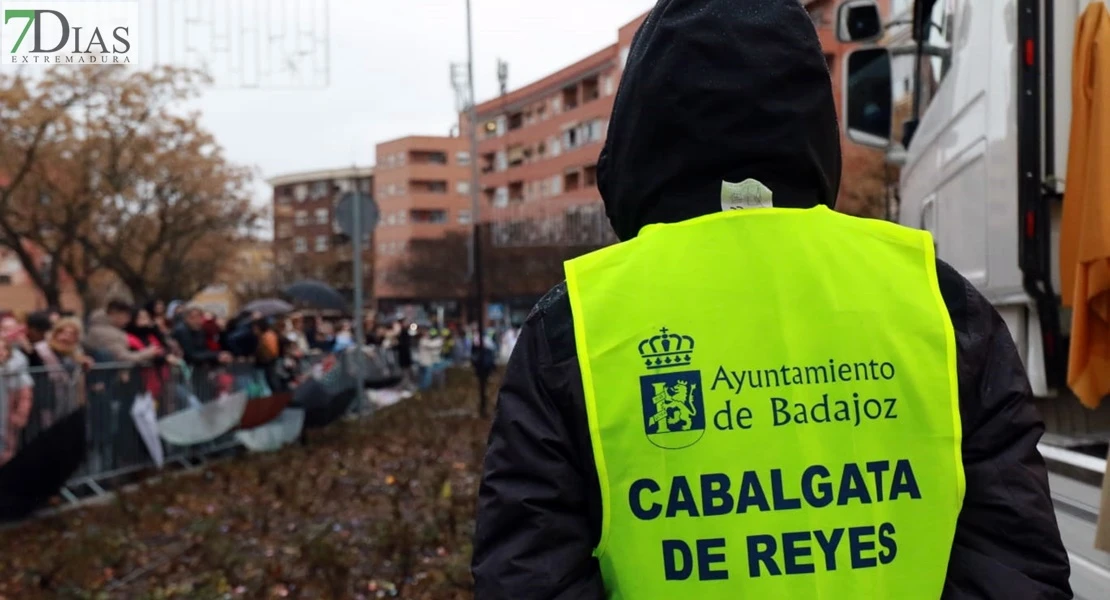 Los Reyes Magos reparten ilusión desafiando al mal tiempo en Badajoz