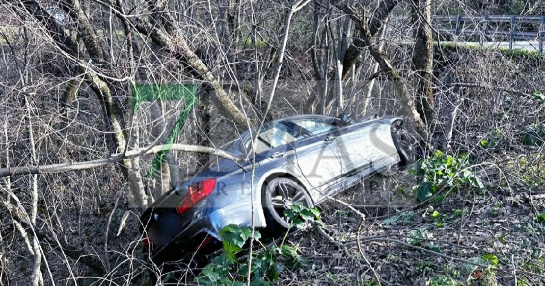 Un turismo acaba empotrado en un talud en la CC-86