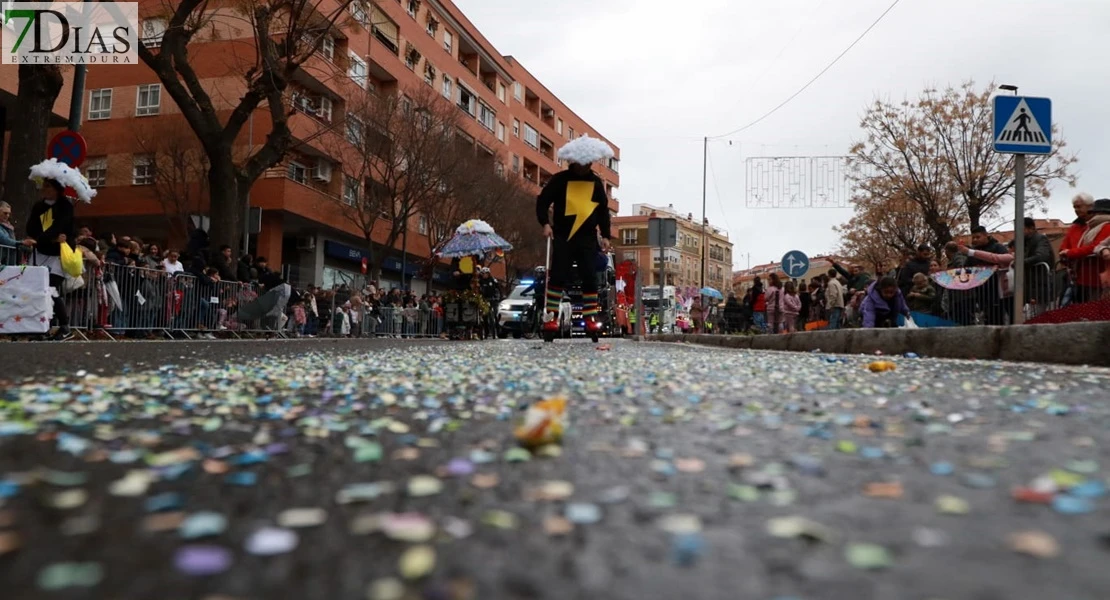 Los Reyes Magos reparten ilusión desafiando al mal tiempo en Badajoz