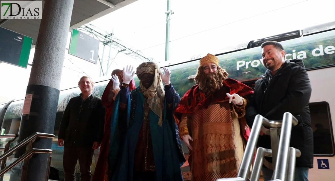 Los Reyes Magos reparten ilusión desafiando al mal tiempo en Badajoz