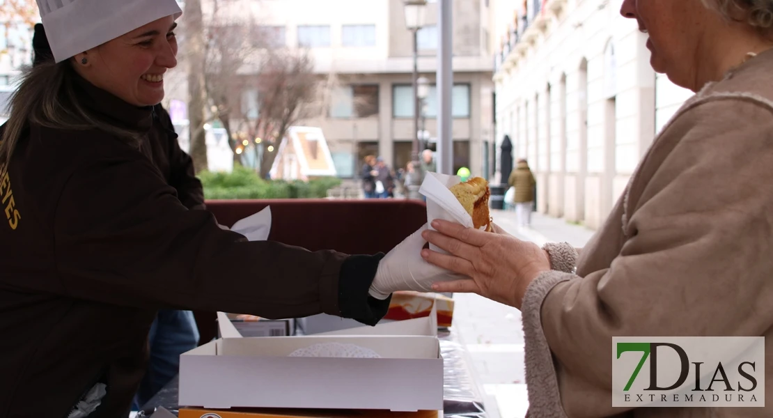 El tiempo da tregua y los ciudadanos disfrutan del tradicional roscón de Reyes en Badajoz