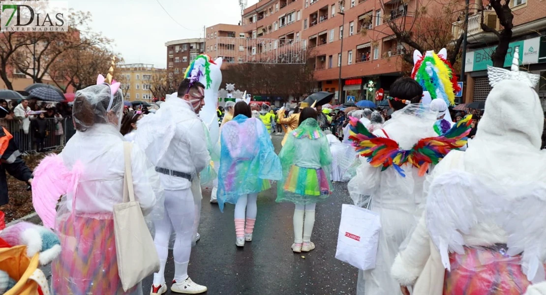 Los Reyes Magos reparten ilusión desafiando al mal tiempo en Badajoz