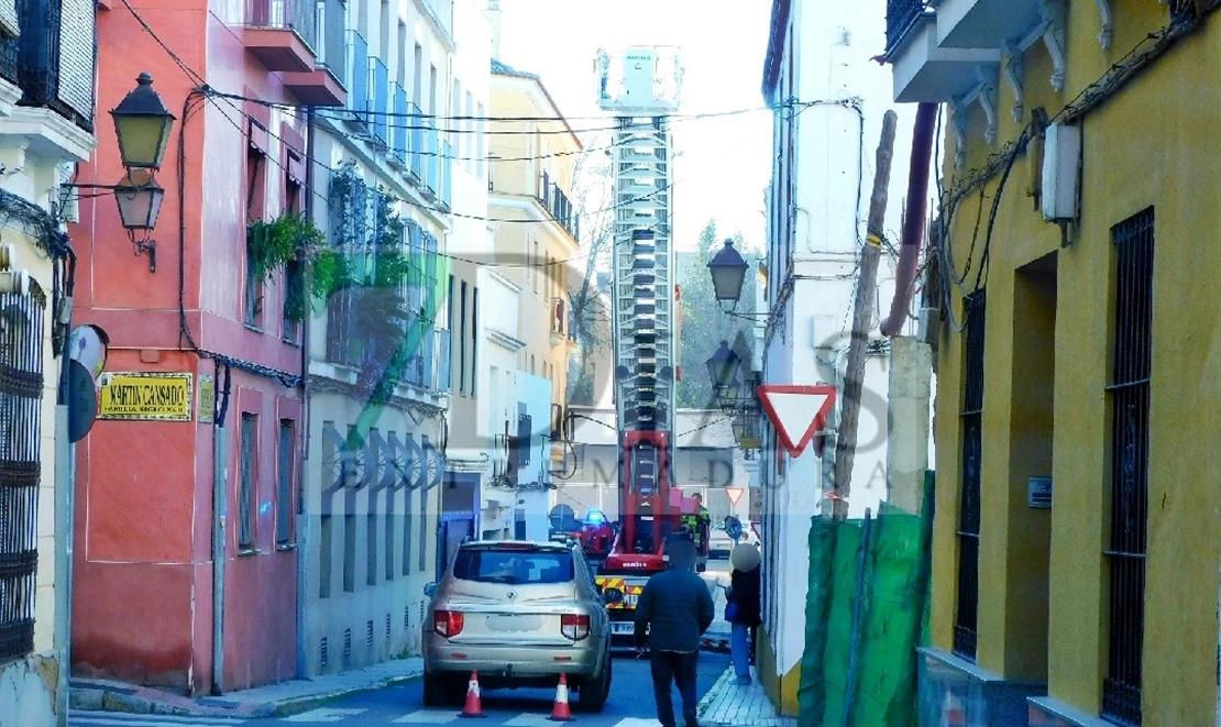 Los bomberos acceden por la fachada a una vivienda para rescatar a una mujer en Badajoz