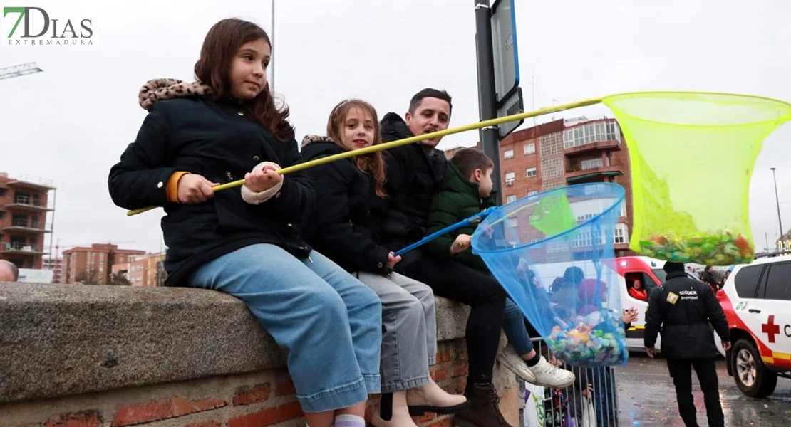 Los Reyes Magos reparten ilusión desafiando al mal tiempo en Badajoz