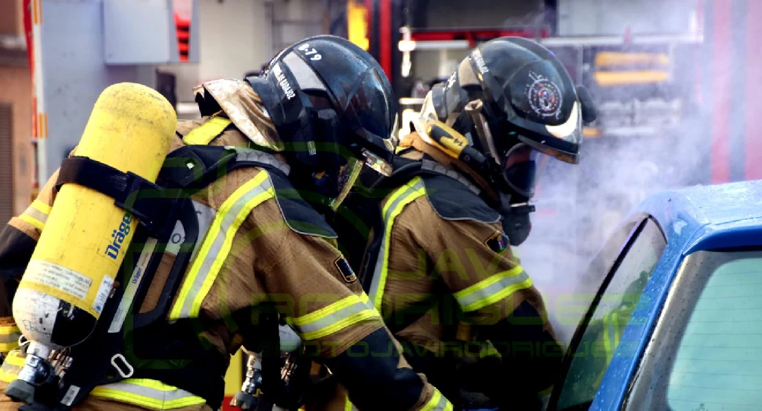 Bomberos trabajan en un incendio de vehículo en Valdepasillas