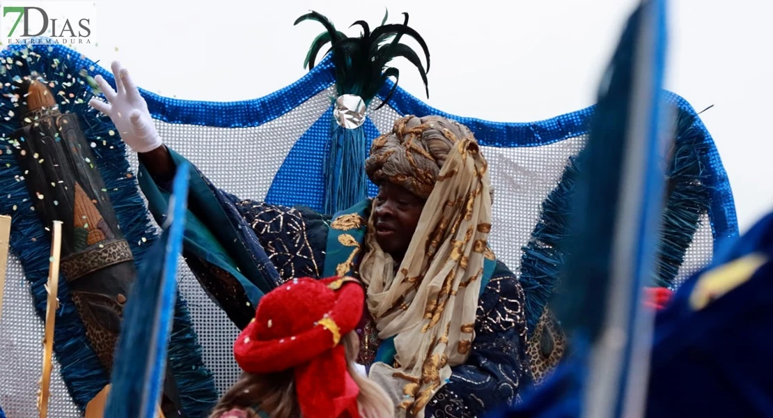 Los Reyes Magos reparten ilusión desafiando al mal tiempo en Badajoz