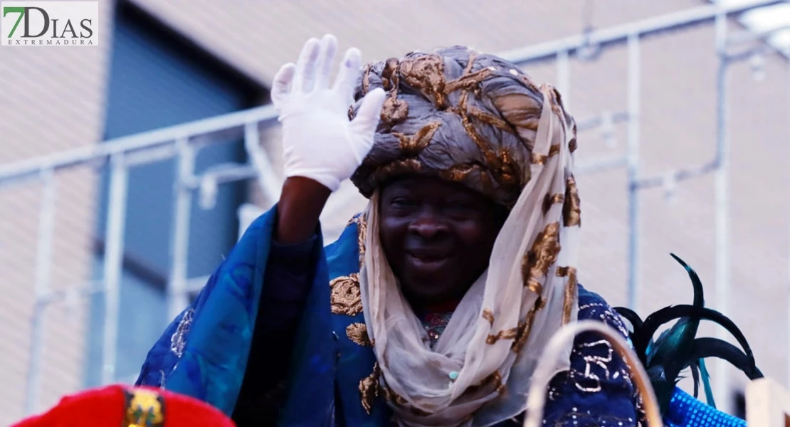 Los Reyes Magos reparten ilusión desafiando al mal tiempo en Badajoz