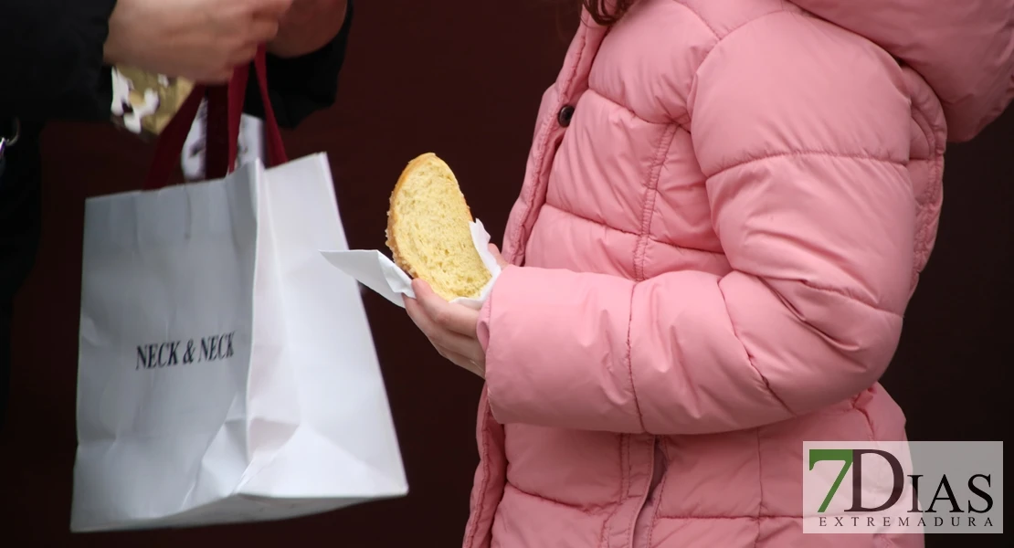 El tiempo da tregua y los ciudadanos disfrutan del tradicional roscón de Reyes en Badajoz