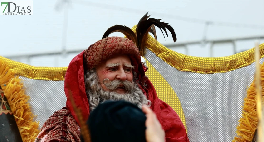 Los Reyes Magos reparten ilusión desafiando al mal tiempo en Badajoz