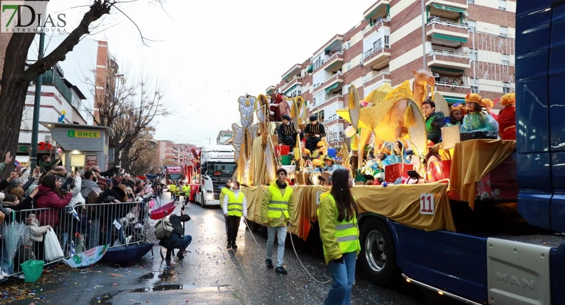 Los Reyes Magos reparten ilusión desafiando al mal tiempo en Badajoz