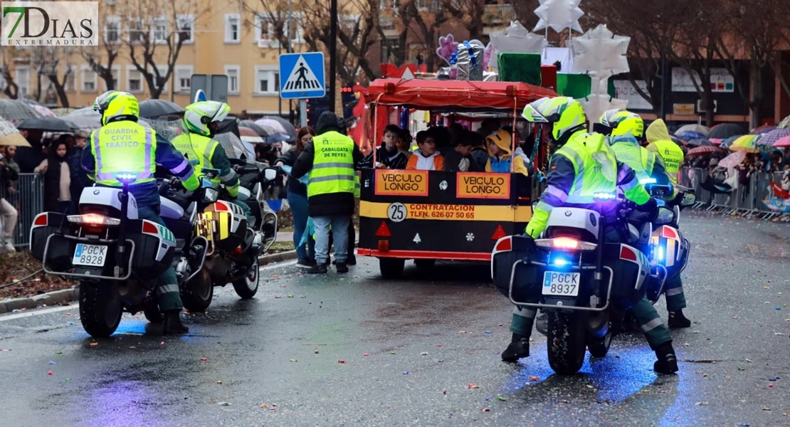 Los Reyes Magos reparten ilusión desafiando al mal tiempo en Badajoz