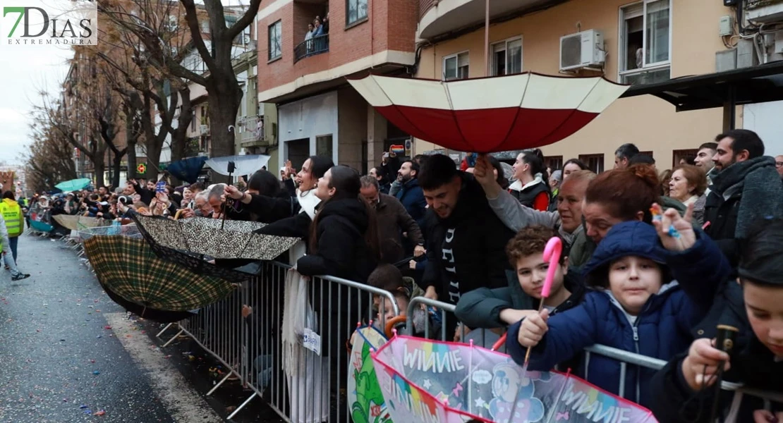 Los Reyes Magos reparten ilusión desafiando al mal tiempo en Badajoz