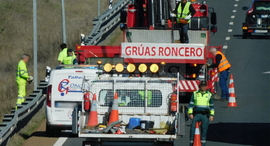 Grave accidente en la A-5: atrapado tras perder el control con una grúa