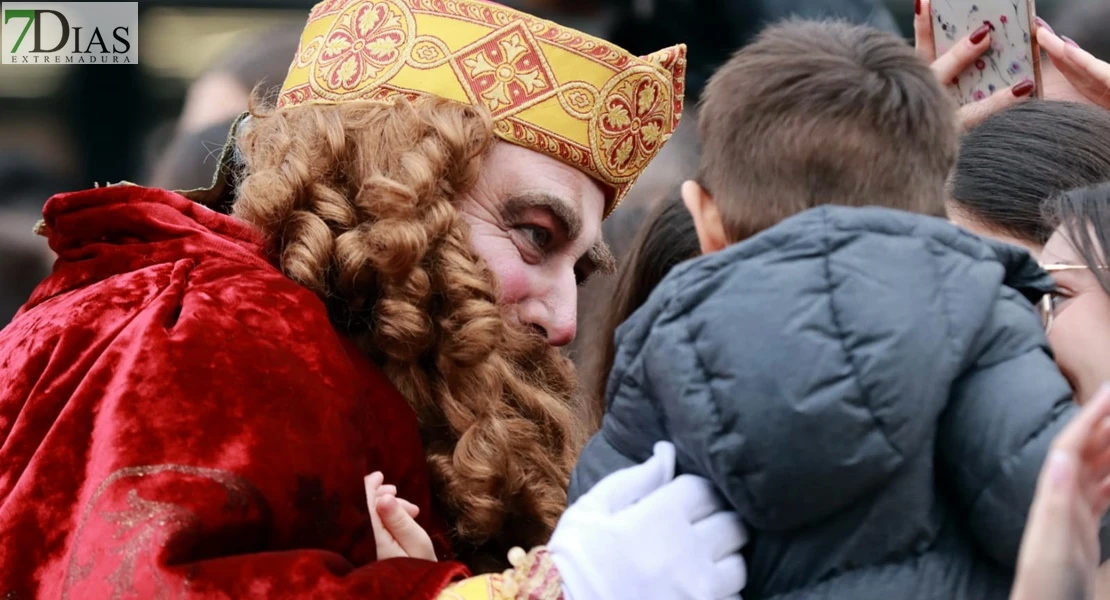 Los Reyes Magos reparten ilusión desafiando al mal tiempo en Badajoz