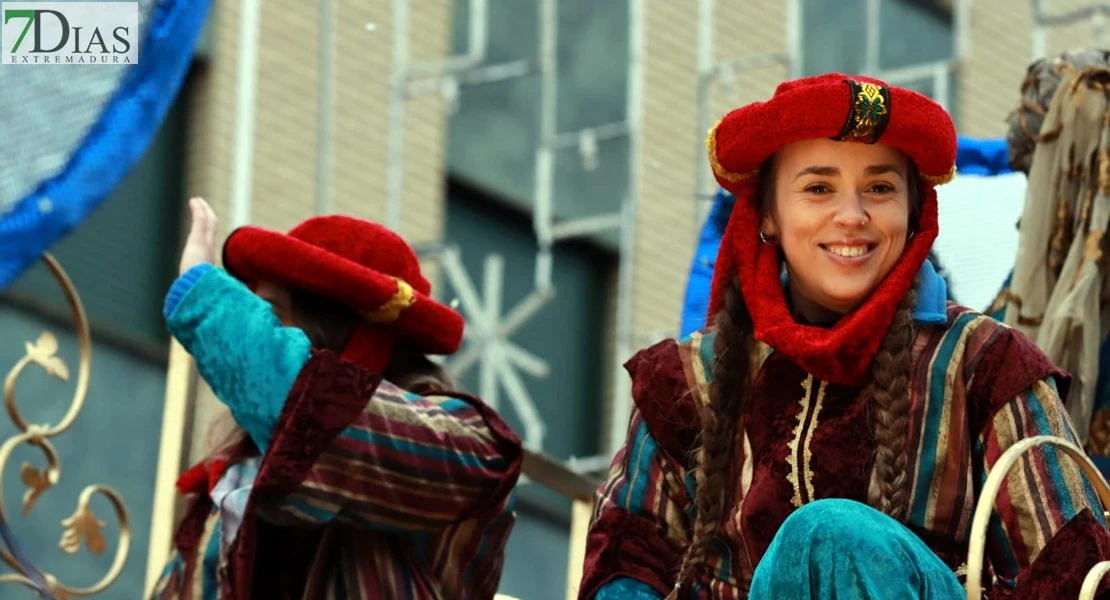 Los Reyes Magos reparten ilusión desafiando al mal tiempo en Badajoz