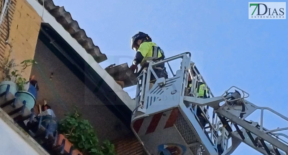 El temporal arranca las placas de un edificio en Badajoz