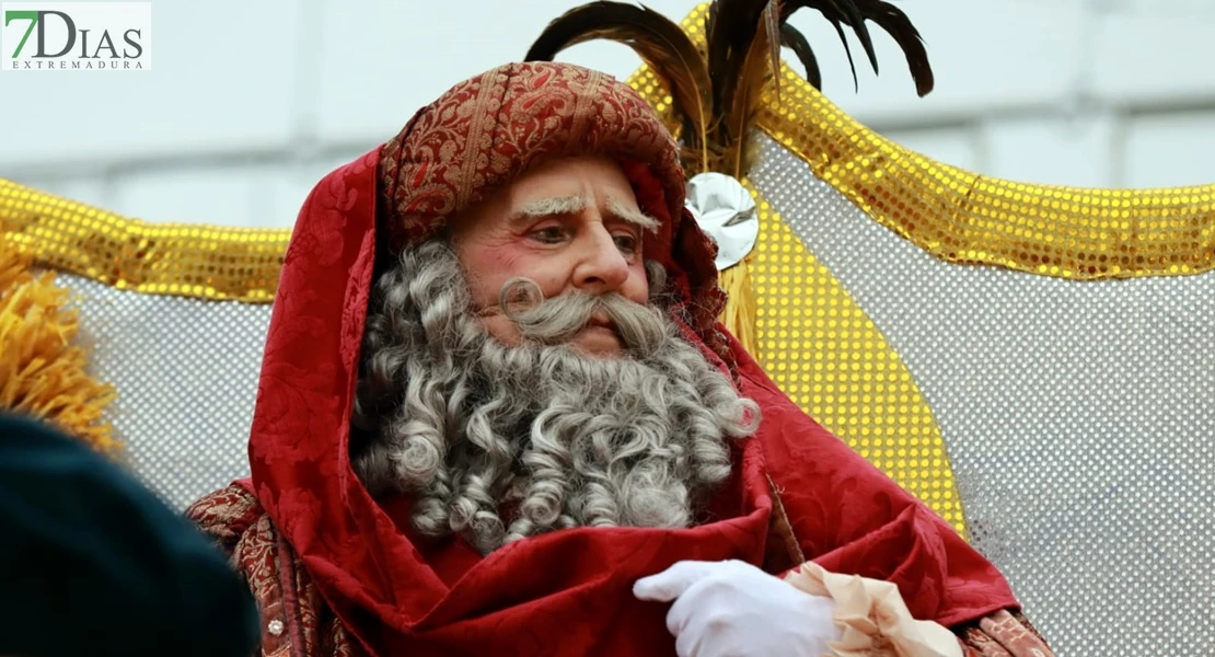 Los Reyes Magos reparten ilusión desafiando al mal tiempo en Badajoz