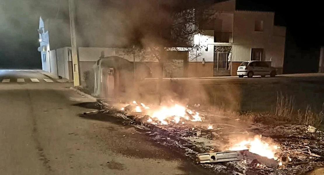 Sale ardiendo un punto limpio en la pedanía pacense de Valdebótoa