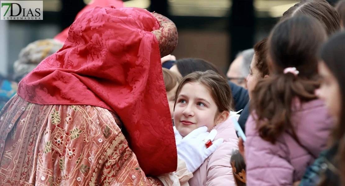 Los Reyes Magos reparten ilusión desafiando al mal tiempo en Badajoz