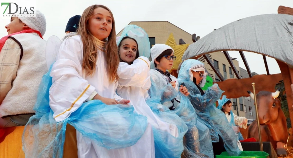 Los Reyes Magos reparten ilusión desafiando al mal tiempo en Badajoz