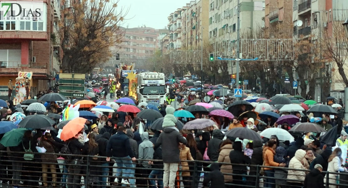 Los Reyes Magos reparten ilusión desafiando al mal tiempo en Badajoz