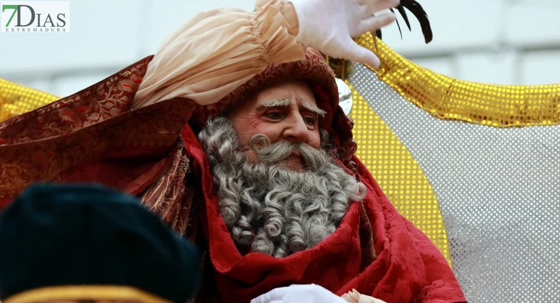 Los Reyes Magos reparten ilusión desafiando al mal tiempo en Badajoz