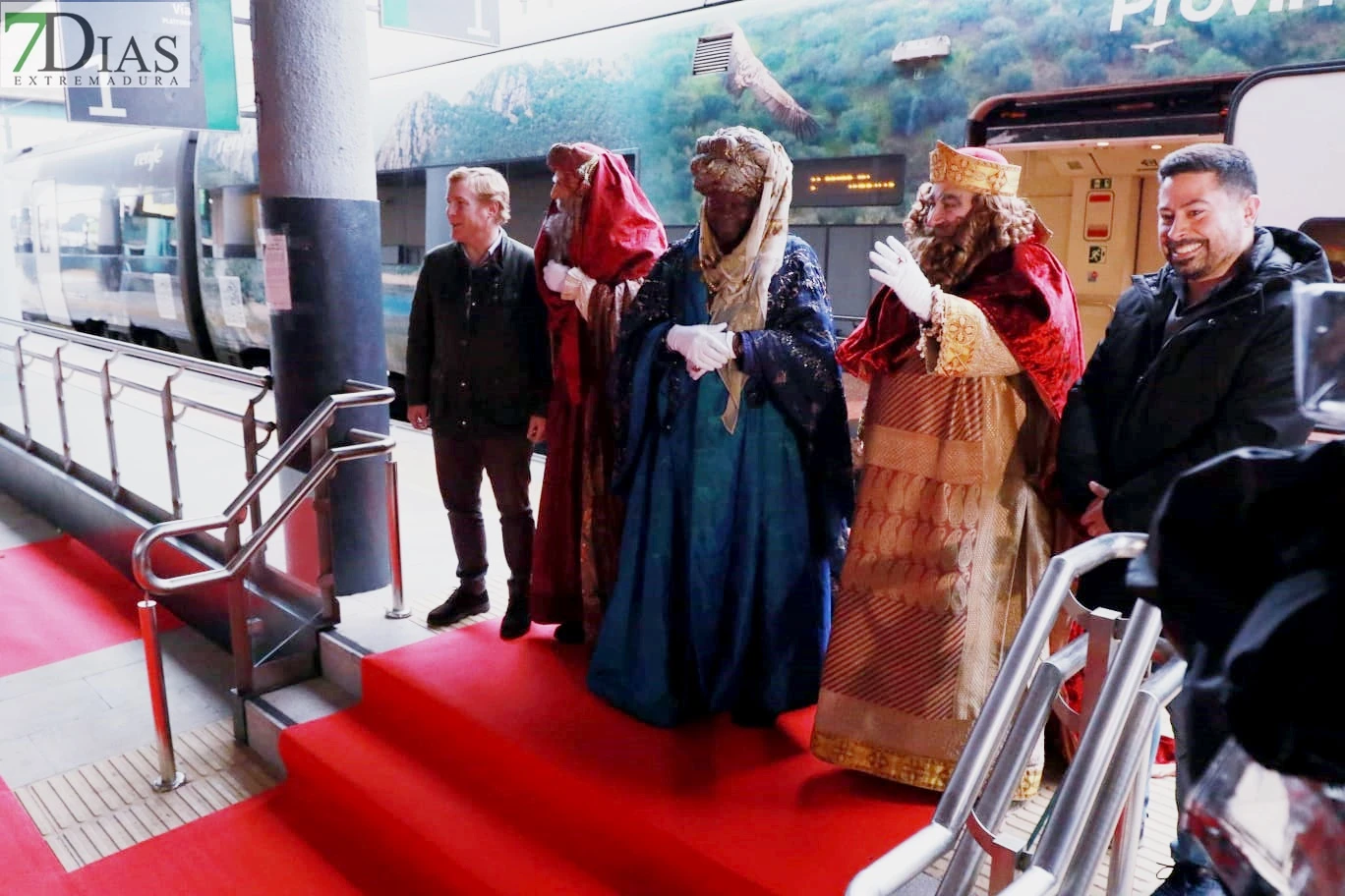 Los Reyes Magos reparten ilusión desafiando al mal tiempo en Badajoz